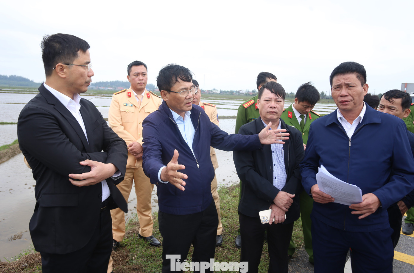 Ông Nguyễn Việt Thắng - Phó Giám đốc Sở Giao thông Vận tải Hà Tĩnh (giữa) chỉ ra các vấn đề trên tuyến đường ven biển. Ông Nguyễn Việt Thắng - Phó Giám đốc Sở Giao thông Vận tải Hà Tĩnh (giữa) chỉ ra các vấn đề trên tuyến đường ven biển.