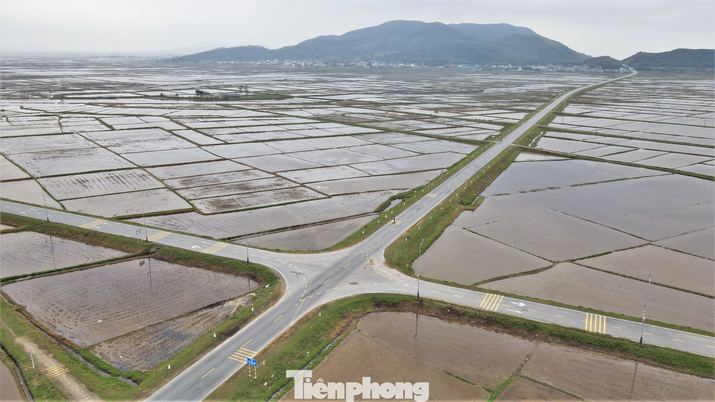 Trong hình là Km95+330 ngã tư giao cắt đường ven biển với đường Đồng Phú đoạn qua xã Kỳ Phú (huyện Kỳ Anh) - nơi xảy ra vụ tai nạn giữa 2 ô tô vào chiều 17/12.