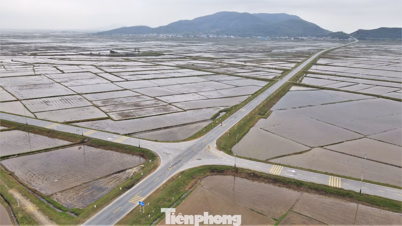 Trong hình là Km95+330 ngã tư giao cắt đường ven biển với đường Đồng Phú đoạn qua xã Kỳ Phú (huyện Kỳ Anh) - nơi xảy ra vụ tai nạn giữa 2 ô tô vào chiều 17/12.