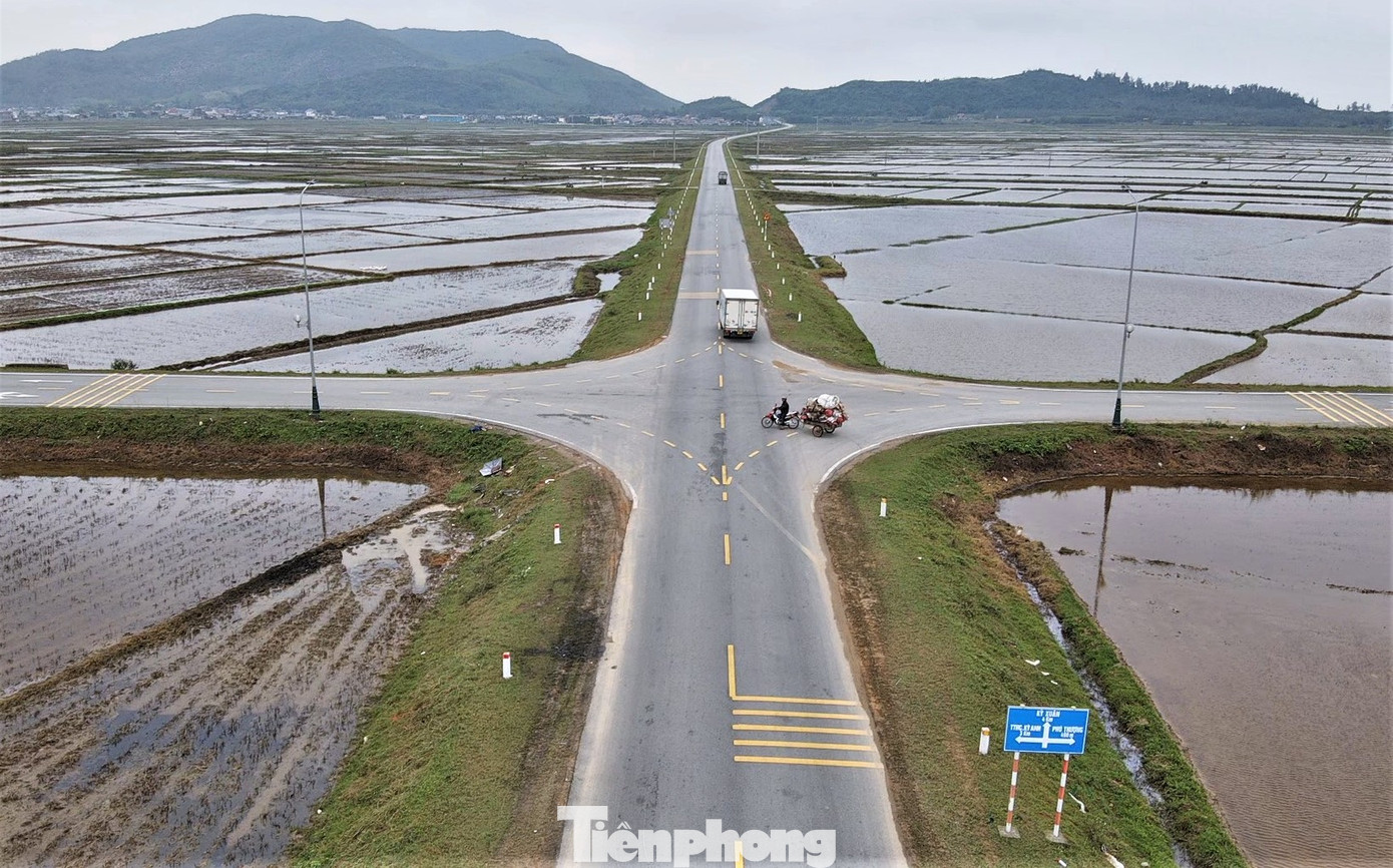 Ngã tư giao Km95+330 đường ven biển với đường Đồng Phú - nơi xảy ra vụ tai nạn vào chiều 17/12. Ngã tư giao Km95+330 đường ven biển với đường Đồng Phú - nơi xảy ra vụ tai nạn vào chiều 17/12.