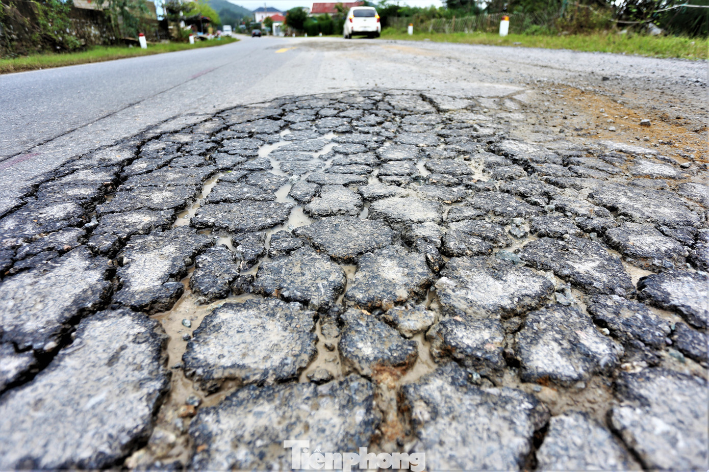 Dù đưa vào sử dụng chưa lâu song một số vị trí trên tuyến đường nghìn tỷ có dấu hiệu xuống cấp. Trong hình là cảnh mặt đường rạn nứt, hư hỏng qua xã Kỳ Xuân (huyện Kỳ Anh).