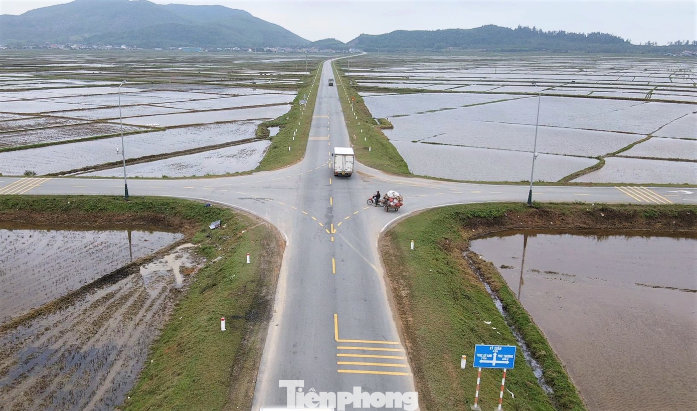 Km95+330 ngã tư giao cắt đường ven biển với đường Đồng Phú đoạn qua xã Kỳ Phú (huyện Kỳ Anh) - nơi xảy ra vụ tai nạn giữa 2 ô tô vào chiều 17/12. Km95+330 ngã tư giao cắt đường ven biển với đường Đồng Phú đoạn qua xã Kỳ Phú (huyện Kỳ Anh) - nơi xảy ra vụ tai nạn giữa 2 ô tô vào chiều 17/12.