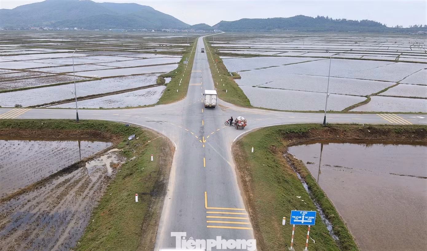 Dọc tuyến đường có nhiều điểm giao cắt, ngã tư với huyện lộ, đường dân sinh vào các khu dân cư và đường nội đồng nên tiềm ẩn nguy cơ tai nạn xảy ra.