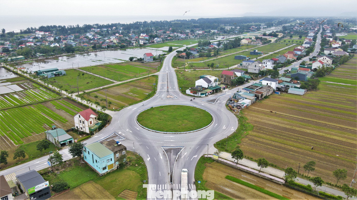 Nút giao qua huyện Nghi Xuân có tuyến đường trung tâm, lưu lượng phương tiện lớn được thiết kế thành các vòng xoay để đảm bảo an toàn cho người tham gia giao thông.