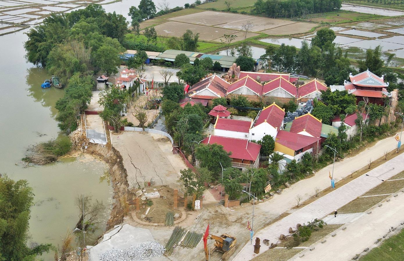 Sạt lở lấn vào đền Cả.