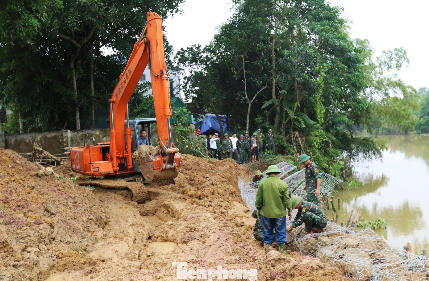 Theo lãnh đạo UBND xã Cẩm Duệ, sông Ngàn Mọ đoạn qua xã Cẩm Duệ có 14 điểm sạt lở, trong đó 4 vị trí xói lở nặng với tổng chiều dài khoảng 150m.