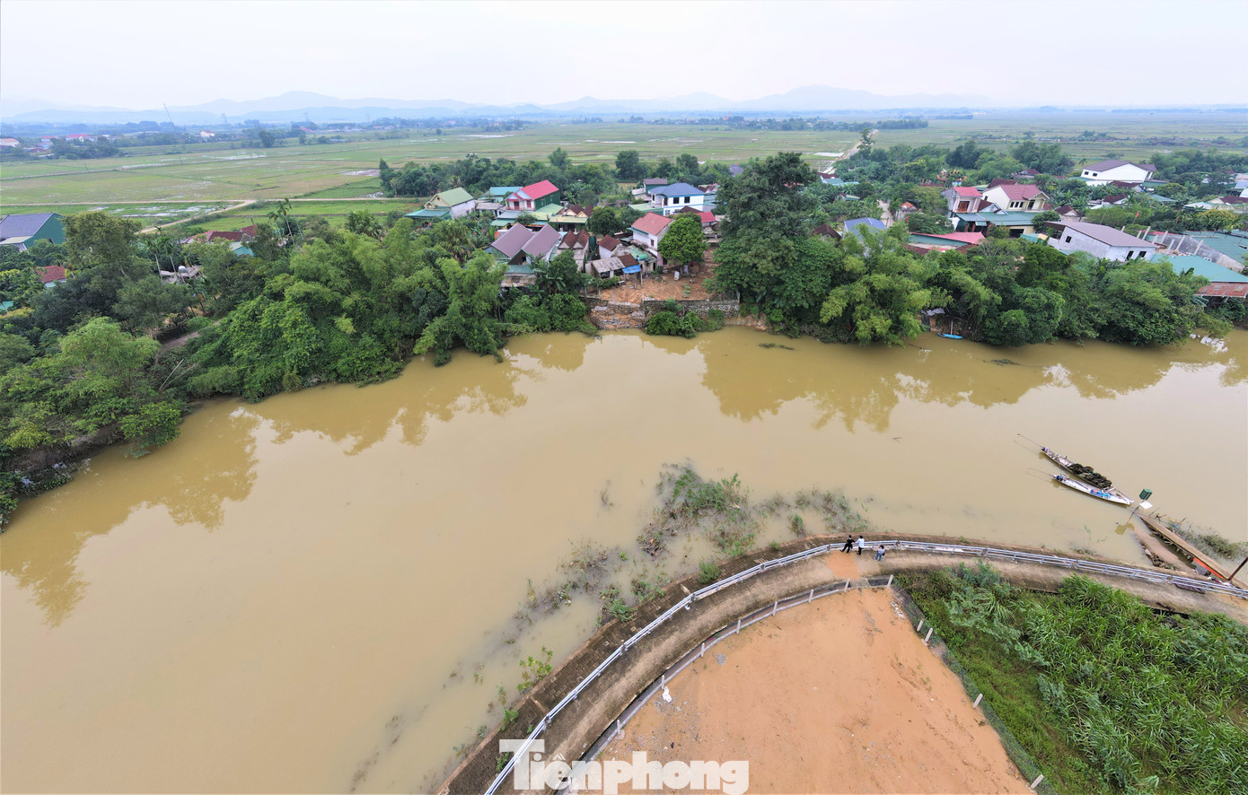 Sông Ngàn Mọ nằm ở hạ du Hồ Kẻ Gỗ - là một trong những con sông lớn tại Hà Tĩnh, có chiều dài khoảng hơn 70km. Tại xã Cẩm Duệ (huyện Cẩm Xuyên), đoạn sông Ngàn Mọ có chiều dài khoảng 6km, đi qua 9/12 thôn. Sạt lở nghiêm trọng ảnh hưởng ít nhất 50 hộ dân, nhiều nhà sông ăn vào vườn, cạnh nhà.