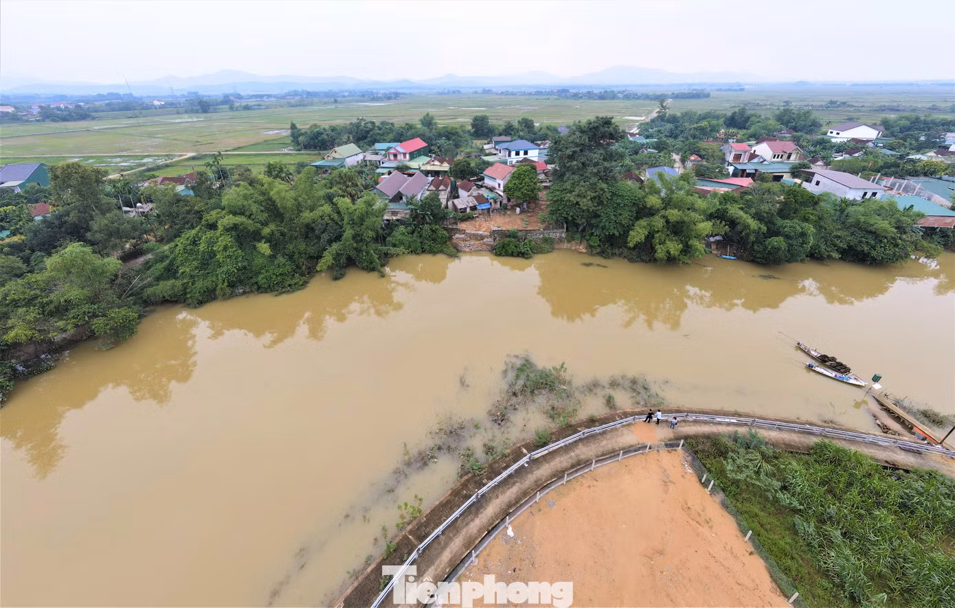 Sông Ngàn Mọ nằm ở hạ du Hồ Kẻ Gỗ - là một trong những con sông lớn tại Hà Tĩnh, có chiều dài khoảng hơn 70km. Tại xã Cẩm Duệ (huyện Cẩm Xuyên), đoạn sông Ngàn Mọ có chiều dài khoảng 6km, đi qua 9/12 thôn. Sạt lở nghiêm trọng ảnh hưởng ít nhất 50 hộ dân, nhiều nhà sông ăn vào vườn, cạnh nhà.