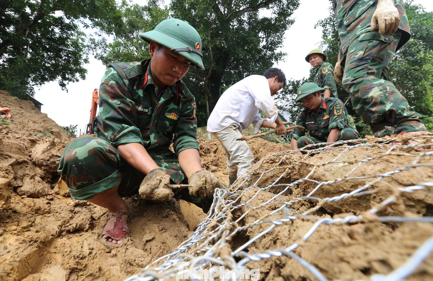Các lực lượng đã vận chuyển 100 rọ đá, 200m3 đá hộc, 500 cọc tre để khắc phục tạm thời các điểm sạt lở, nguy cơ xung yếu cao.