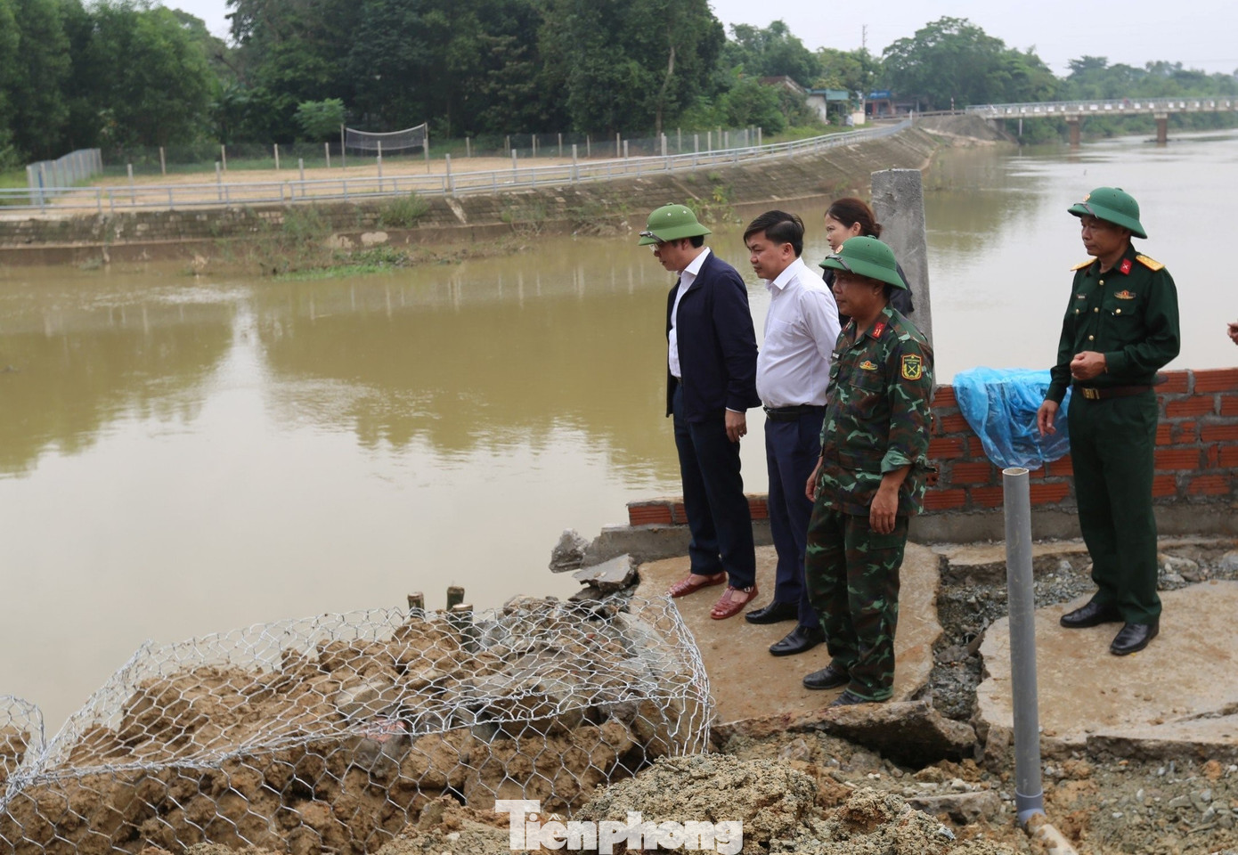 Kiểm tra hiện trường vụ sạt lở, ông Nguyễn Văn Thành - Bí thư Huyện ủy Cẩm Xuyên (ngoài cùng bên trái) cho biết, trước mắt, huyện huy động các lực lượng triển khai khắc phục tạm thời sự cố sạt lở để đảm bảo cuộc sống và tài sản cho người dân xã Cẩm Duệ. Về lâu dài, huyện đã đề xuất tỉnh hỗ trợ gói khẩn cấp khắc phục thiên tai với kinh phí 15 tỷ đồng để xây kè kiên cố chống mưa lũ&quot;.