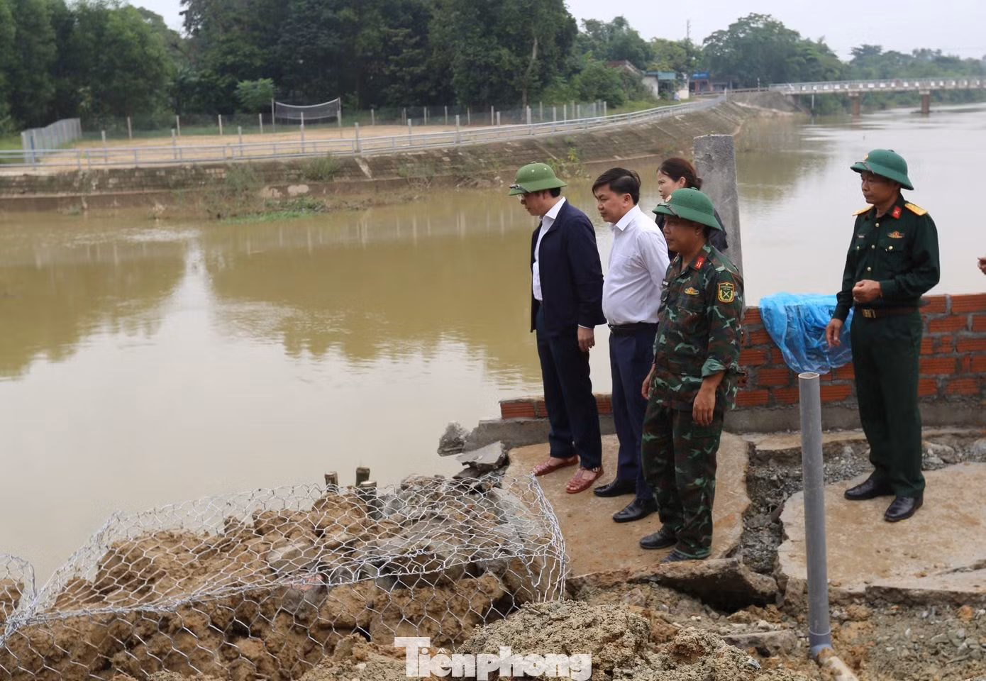 Kiểm tra hiện trường vụ sạt lở, ông Nguyễn Văn Thành - Bí thư Huyện ủy Cẩm Xuyên (ngoài cùng bên trái) cho biết, trước mắt, huyện huy động các lực lượng triển khai khắc phục tạm thời sự cố sạt lở để đảm bảo cuộc sống và tài sản cho người dân xã Cẩm Duệ. Về lâu dài, huyện đã đề xuất tỉnh hỗ trợ gói khẩn cấp khắc phục thiên tai với kinh phí 15 tỷ đồng để xây kè kiên cố chống mưa lũ".