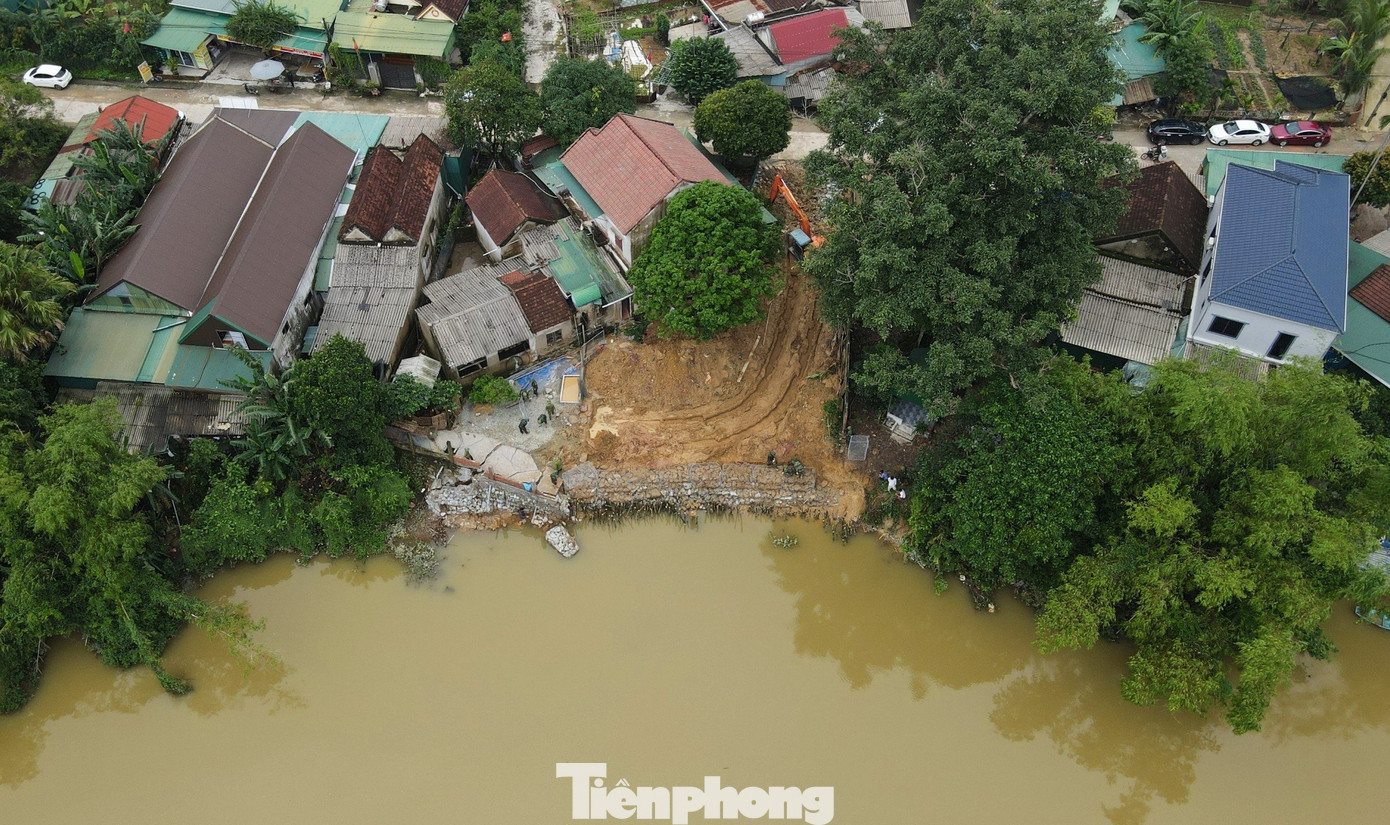 Đợt mưa lớn kéo dài từ ngày 29/10 đến sáng 31/10 vừa qua khiến tình trạng sạt lở tại bờ sông Ngàn Mọ đoạn qua xã Cẩm Duệ, huyện Cẩm Xuyên (Hà Tĩnh) trở nên nghiêm trọng.