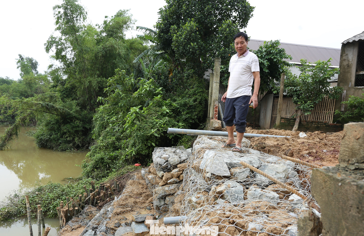 Tại nhà ông Cao Nam Tình (61 tuổi, thôn Phương Trứ, xã Cẩm Duệ), điểm sạt lở ăn sâu vào khu vực đất vườn và gây nứt toác nhiều công trình phụ như tường rào, sân, nhà vệ sinh.