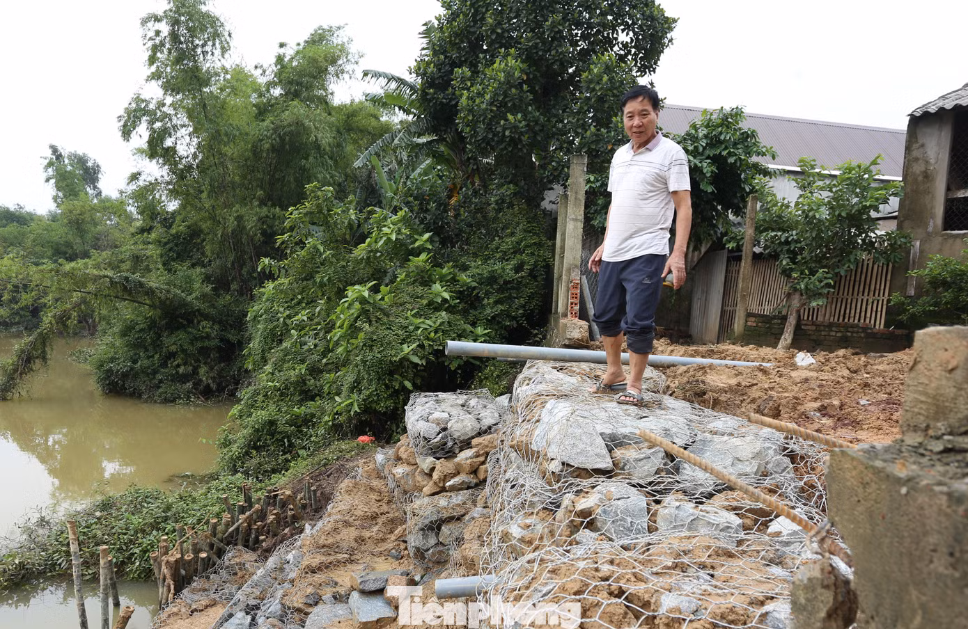 Tại nhà ông Cao Nam Tình (61 tuổi, thôn Phương Trứ, xã Cẩm Duệ), điểm sạt lở ăn sâu vào khu vực đất vườn và gây nứt toác nhiều công trình phụ như tường rào, sân, nhà vệ sinh.