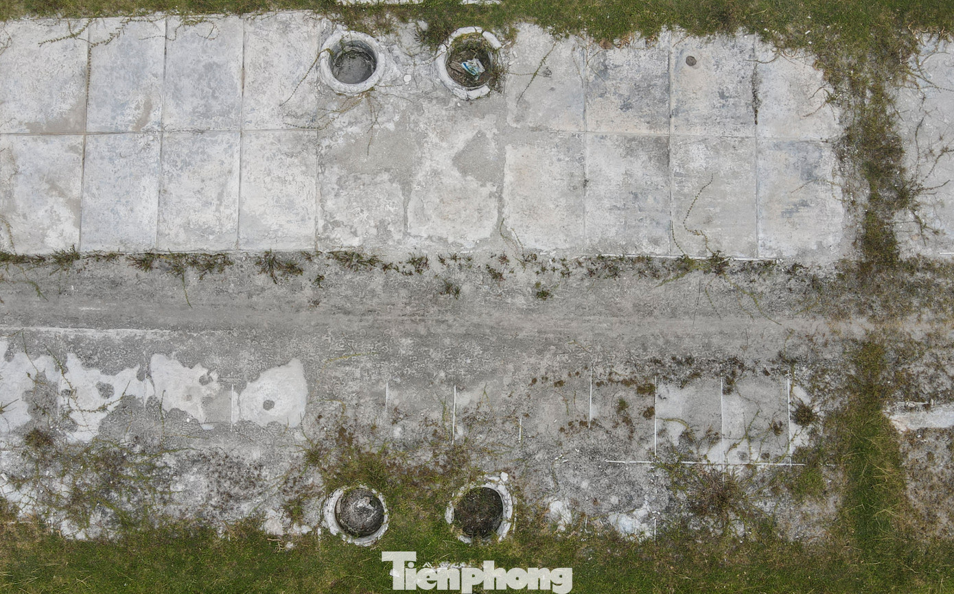 “Những ai còn bám trụ với nghề làm muối chủ yếu là người lớn tuổi không đi làm thuê được những nghề khác. Vợ chồng tôi cũng đang trụ lại làm 2 sào đất muối, kiếm 15-20 triệu đồng mỗi vụ”, ông Trần Văn Thắng (trú xã Kỳ Hà) nói. Trong ảnh là cánh đồng muối ở xã Kỳ Hà đang dần bị bỏ hoang diện tích lớn.