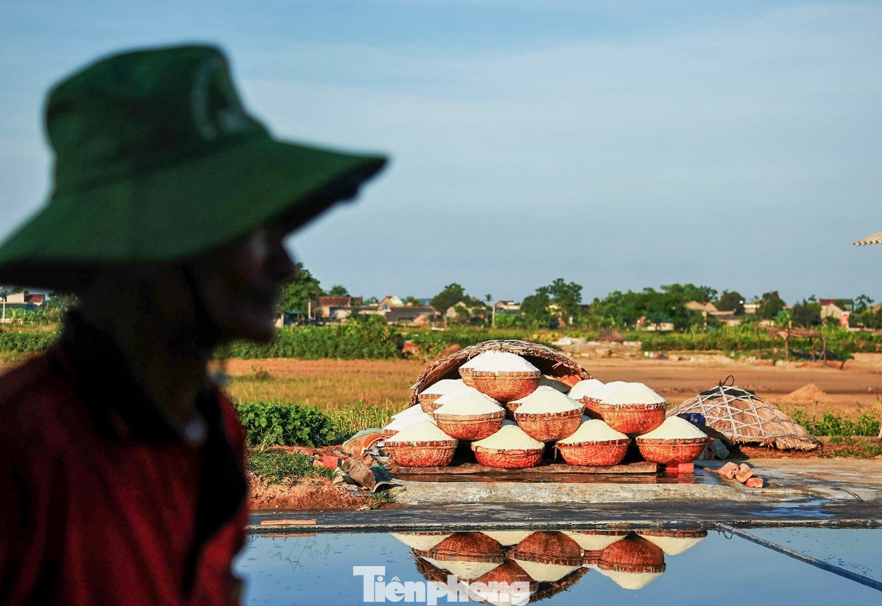Theo người dân địa phương, nghề muối từng là nghề chính của người dân nơi đây, giúp họ có kinh tế và cuộc sống đảm bảo. Tuy nhiên, giá muối tiêu thụ gần đây khó khăn, rất thấp nên người dân không còn mặn mà với nghề mà chuyển đổi nghề khác.