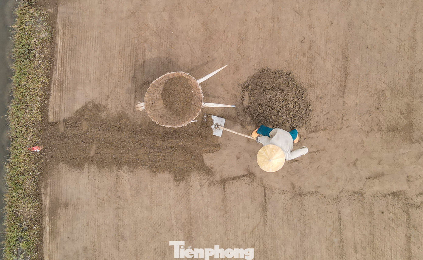 “Nghề muối càng ngày càng ít người làm. Hiện chỉ còn lại khoảng 70-80 hộ dân bám trụ cầm chừng với nghề sản xuất muối trên diện tích khoảng 15ha, sản lượng ước đạt khoảng 1.000-1.200 tấn muối/năm”, vị lãnh đạo địa phương cho hay.