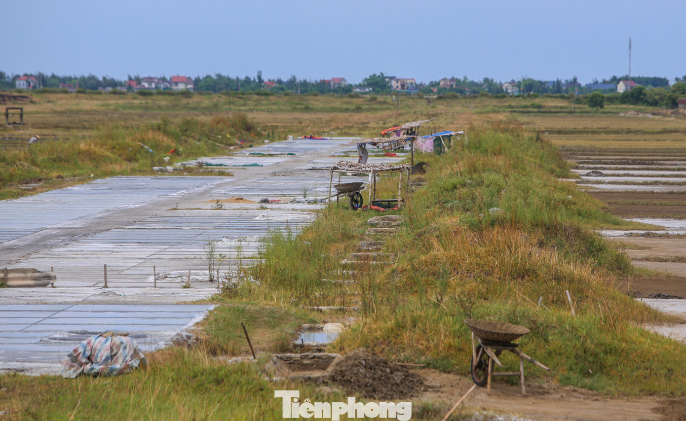 Các cánh đồng lúa sản xuất manh mún, giảm dần qua các năm. Cơ sở hạ tầng phục vụ sản xuất muối hư hỏng, xuống cấp nghiêm trọng; mương dẫn nước vỡ vụn, nứt nẻ nham nhở, nước tù đọng.