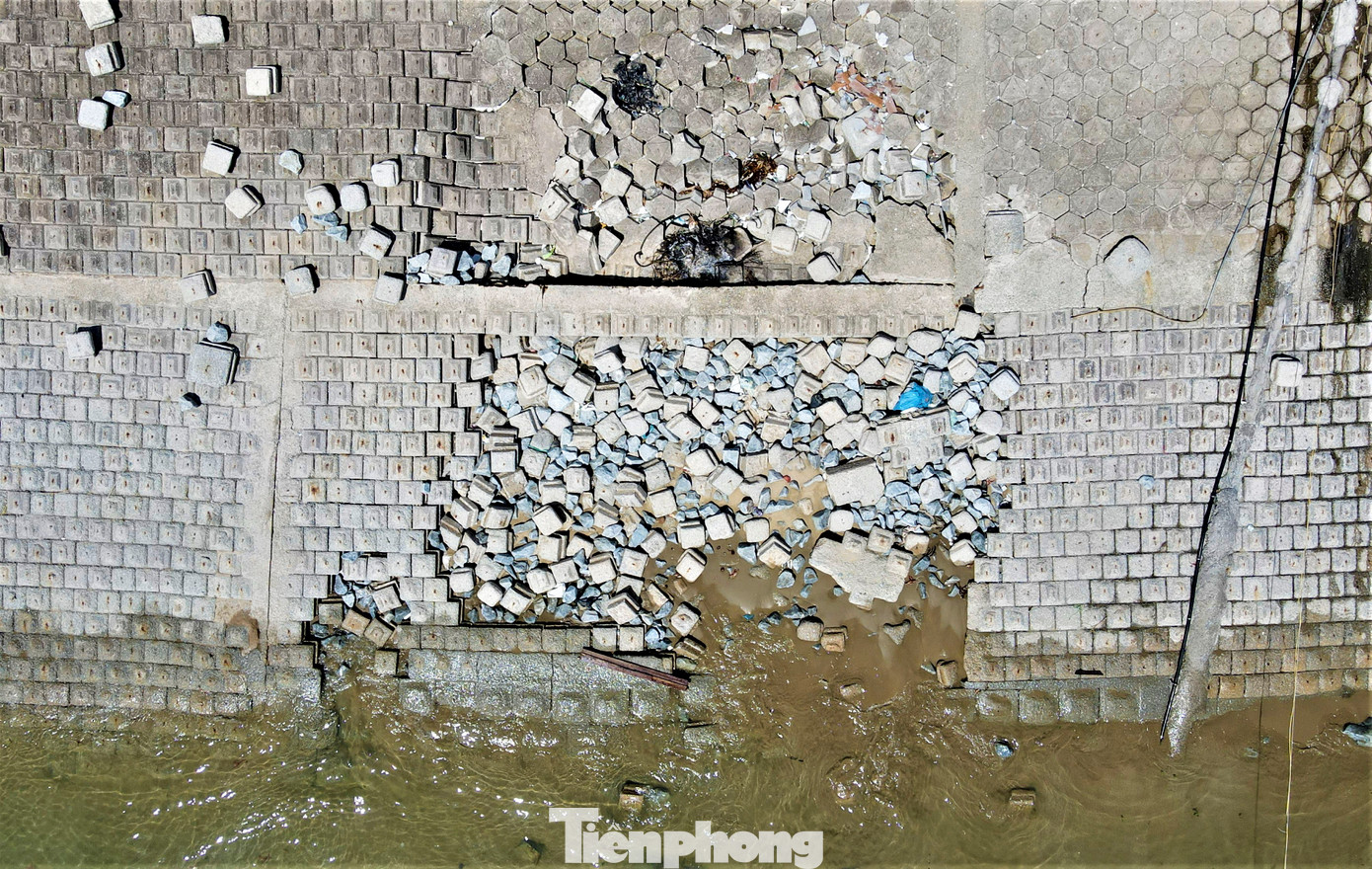 Nhiều vị trí trên tuyến kè biển bị sụt lún, hư hỏng trước mùa mưa bão.