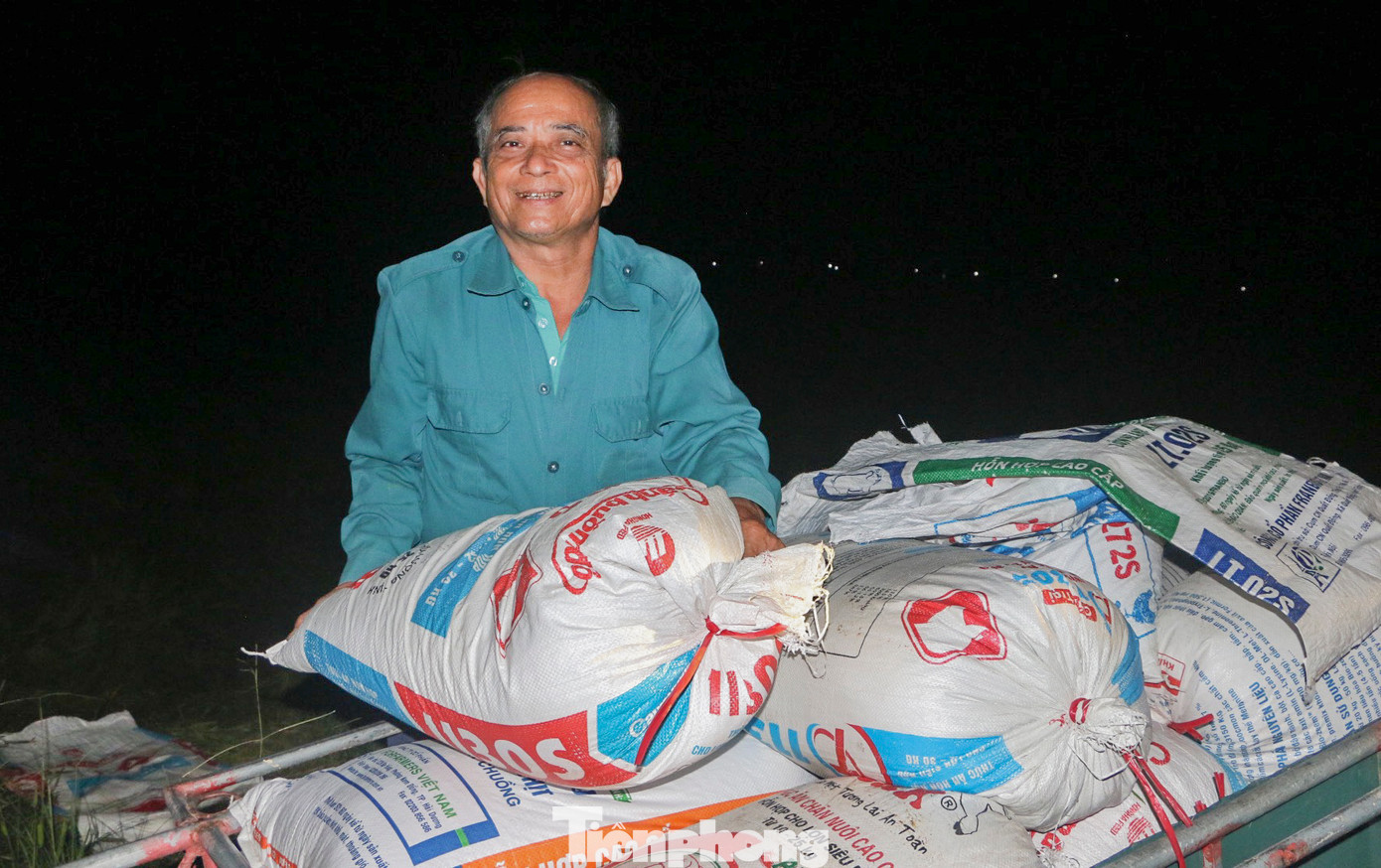 "Vụ xuân này gia đình làm hơn 1 mẫu lúa, chủ yếu là giống Khang Dân 18, Bắc Thịnh. Năm nay nhờ thời tiết thuận lợi nên năng suất lúa đạt cao, khoảng 3,2 tạ/sào. Mấy hôm nay thời tiết oi bức nên tôi tranh thủ gặt vào ban đêm; dành thời gian ban ngày để tập trung phơi và xuất bán”, ông Trần Hữu Toàn (xã Nam Phúc Thăng) cho hay.