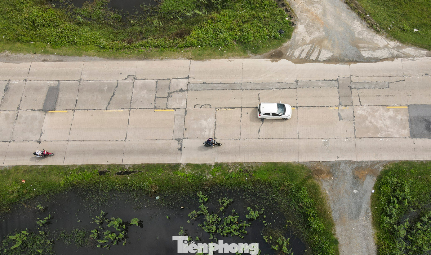 Theo đơn vị quản lý, bảo dưỡng tuyến đường, lý do đoạn tuyến này ngày trước làm bằng kết cấu mặt đường bê tông xi măng là do đoạn này trước đó thường xuyên bị ngập lụt. Trong hình: Những vị trí bong tróc, hư hỏng được chắp vá tạm bợ.