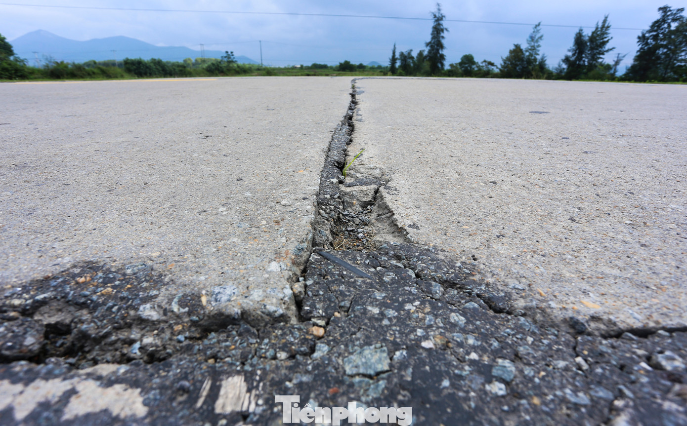 Theo đơn vị quản lý, bảo dưỡng tuyến đường, lý do đoạn tuyến này ngày trước làm bằng kết cấu mặt đường bê tông xi măng là do đoạn này trước đó thường xuyên bị ngập lụt. Trong hình: Những vị trí bong tróc, hư hỏng được chắp vá tạm bợ.