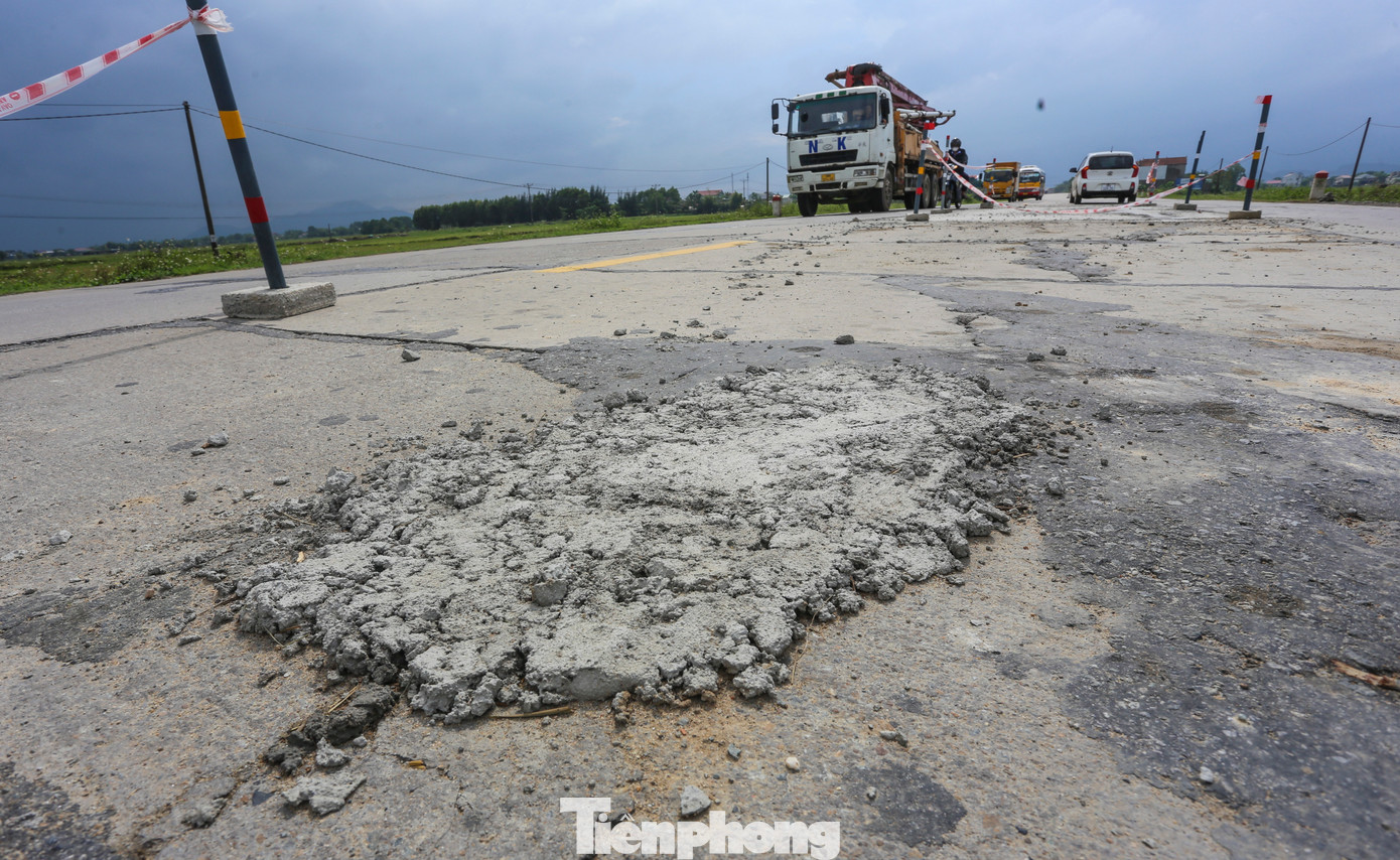 Theo đơn vị quản lý, bảo dưỡng tuyến đường, lý do đoạn tuyến này ngày trước làm bằng kết cấu mặt đường bê tông xi măng là do đoạn này trước đó thường xuyên bị ngập lụt. Trong hình: Những vị trí bong tróc, hư hỏng được chắp vá tạm bợ.