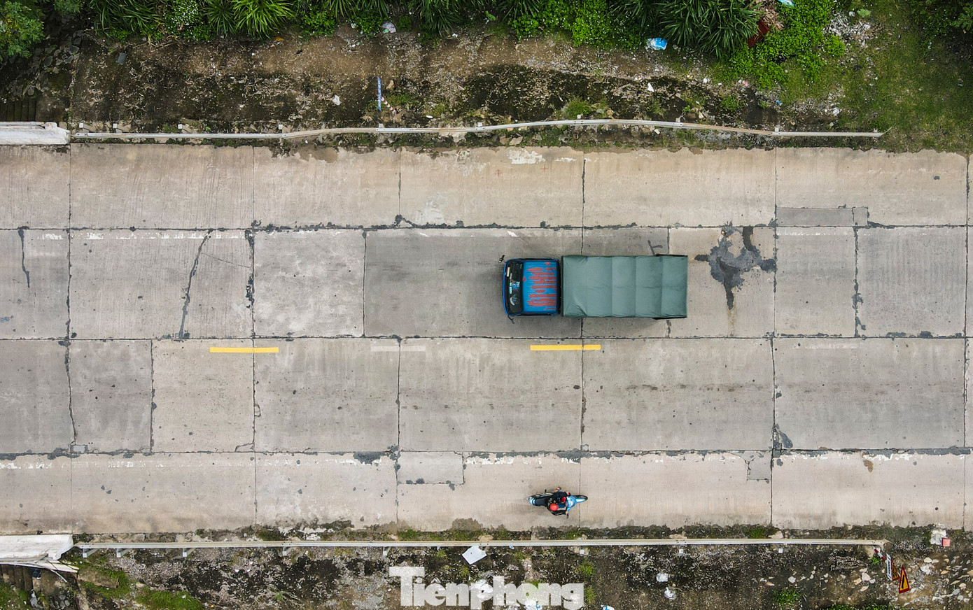 “Cả chục năm qua, khoảng 3km đường Quốc lộ 1A qua khu vực thường xuyên hư hỏng, chắp vá khiến mặt đường gồ ghề, có những rãnh lớn, nguy hiểm cho người đi đường, nhất là ban đêm. Đây là tuyến đường dẫn vào cửa ngõ thị xã Kỳ Anh nên rất kỳ vọng được thảm nhựa êm thuận”, anh Thành (33 tuổi) cho hay.