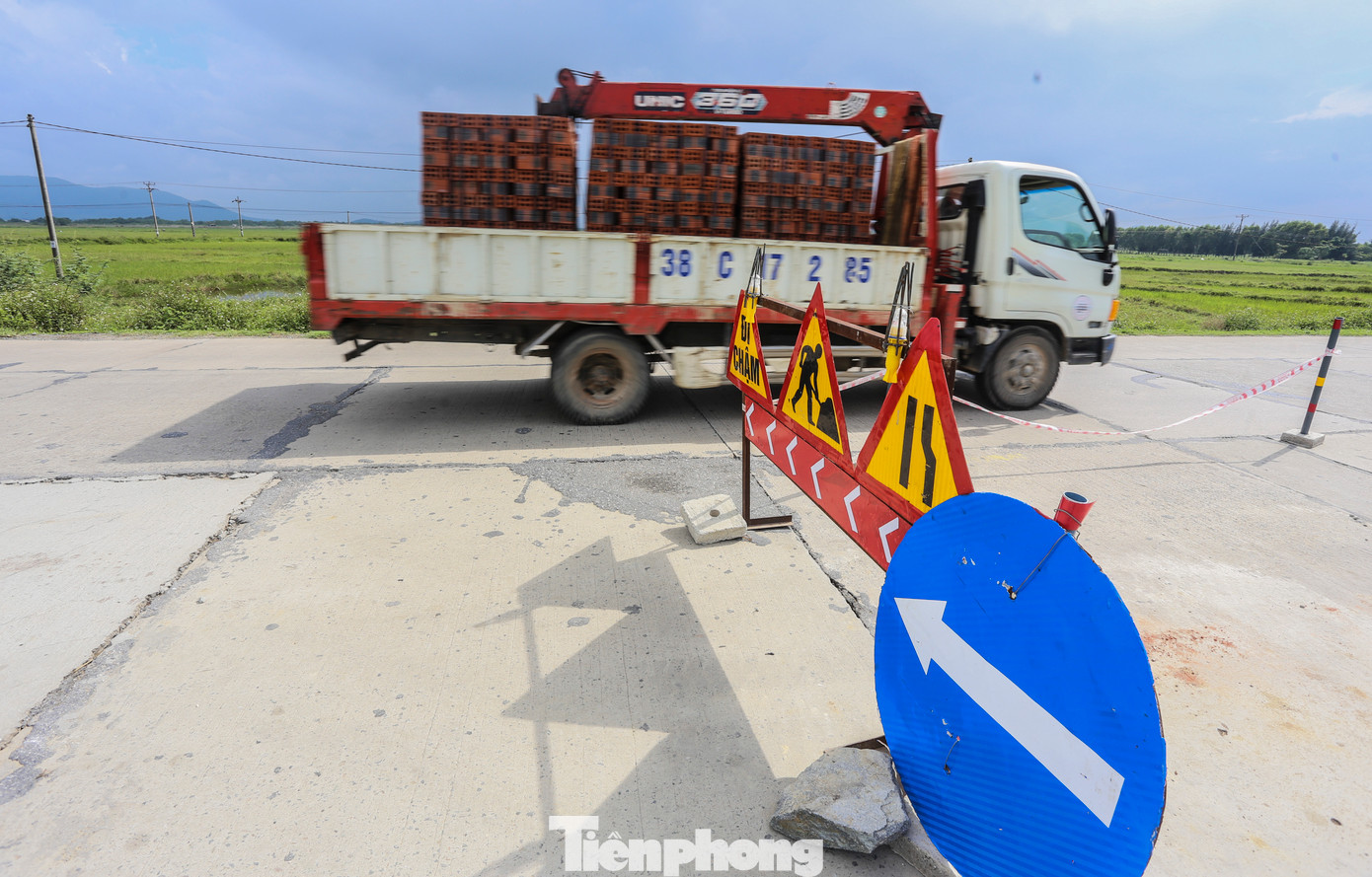 Lưu lượng phương tiện qua lại nhiều khiến tuyến đường xuống cấp, thường xuyên phải duy tu, sửa chữa.