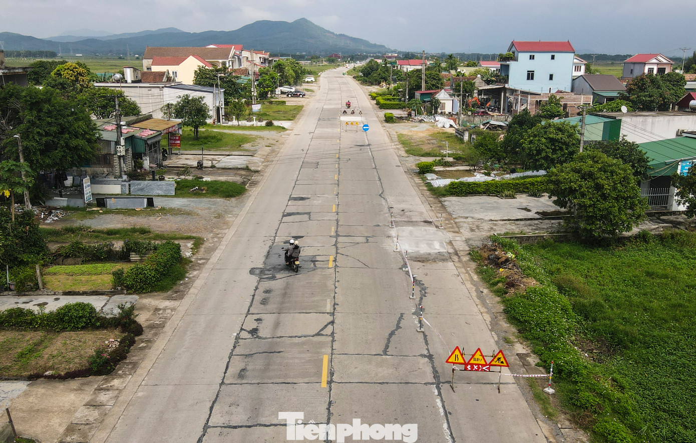 Theo người dân địa phương, đoạn tuyến này kéo dài gần 3km, từ tuyến tránh vào trung tâm thị xã Kỳ Anh, do lưu lượng phương tiện đi lại nhiều khiến lớp bê tông xi măng thường xuyên bị nứt, vỡ, gây mất an toàn giao thông.