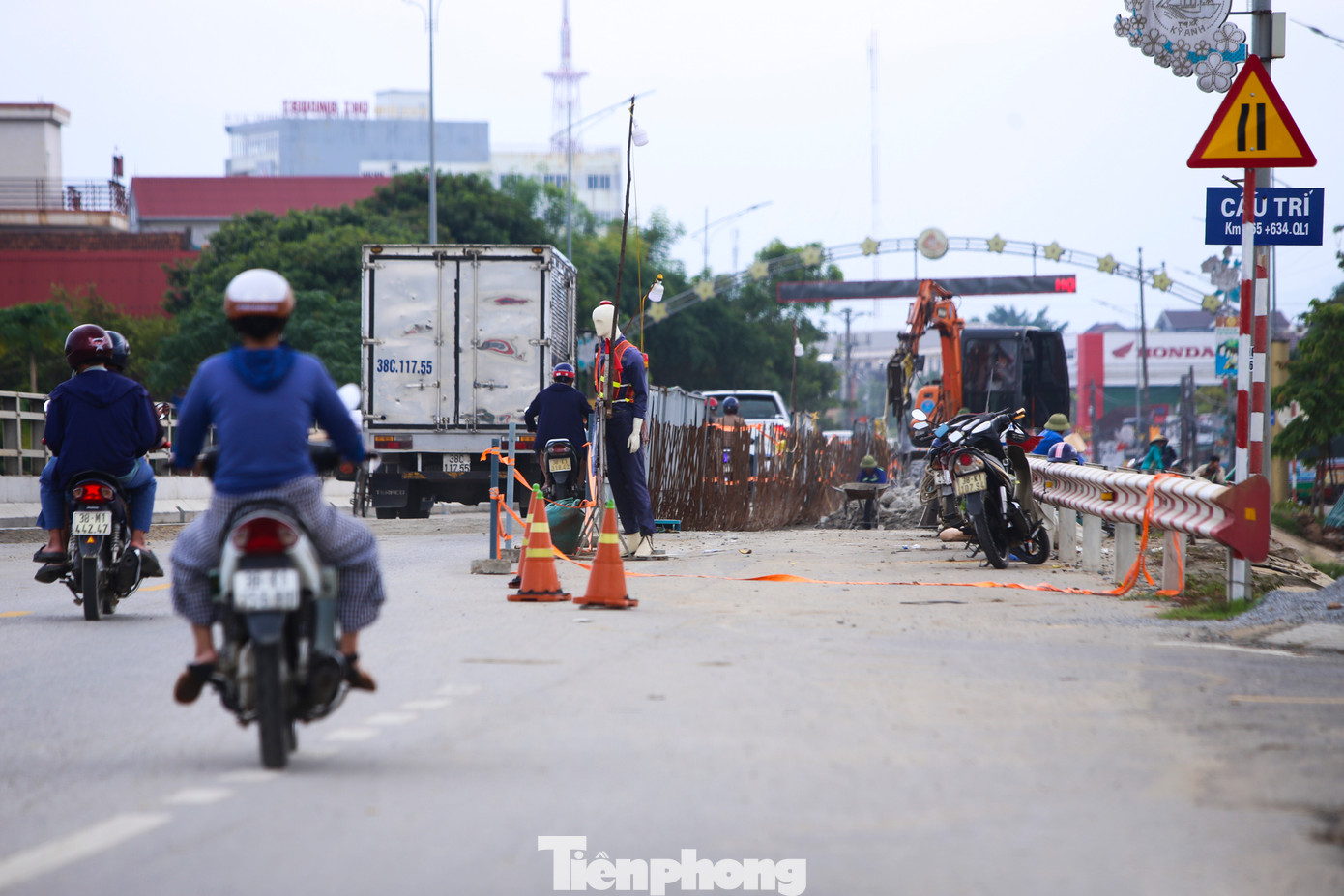 Khu vực cầu Trí qua phường Sông Trí (thị xã Kỳ Anh) đang được nâng cấp, sửa chữa.