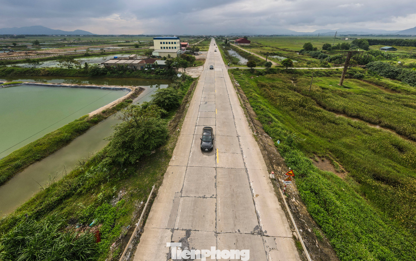 Hình ảnh chắp vá, xuống cấp của tuyến đường không chỉ gây mất mỹ quan mà còn gây mất an toàn giao thông.