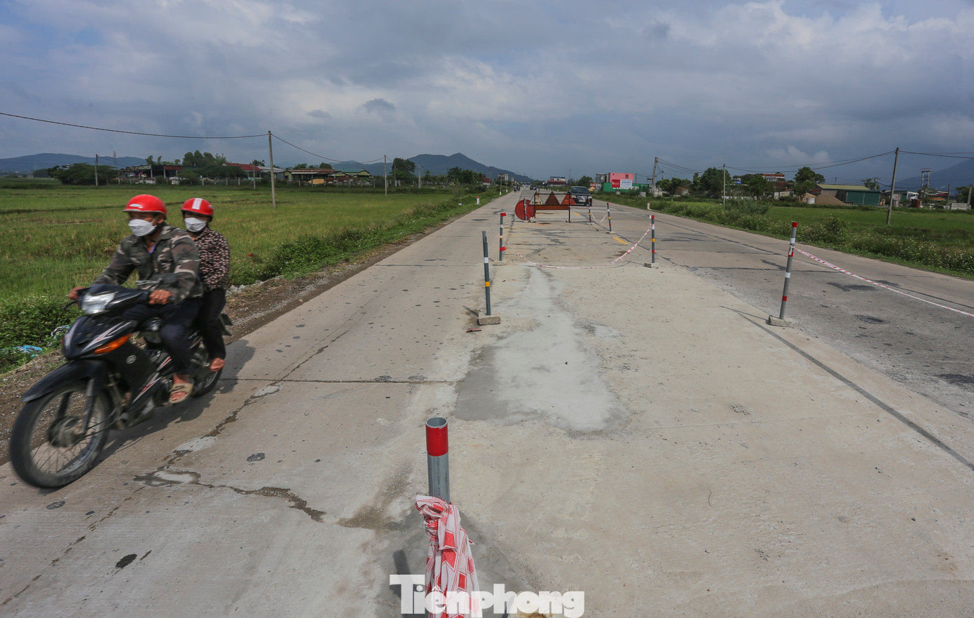 2 làn đường chính bị ngăn ra để sửa chữa, gây khó cho người tham gia giao thông.