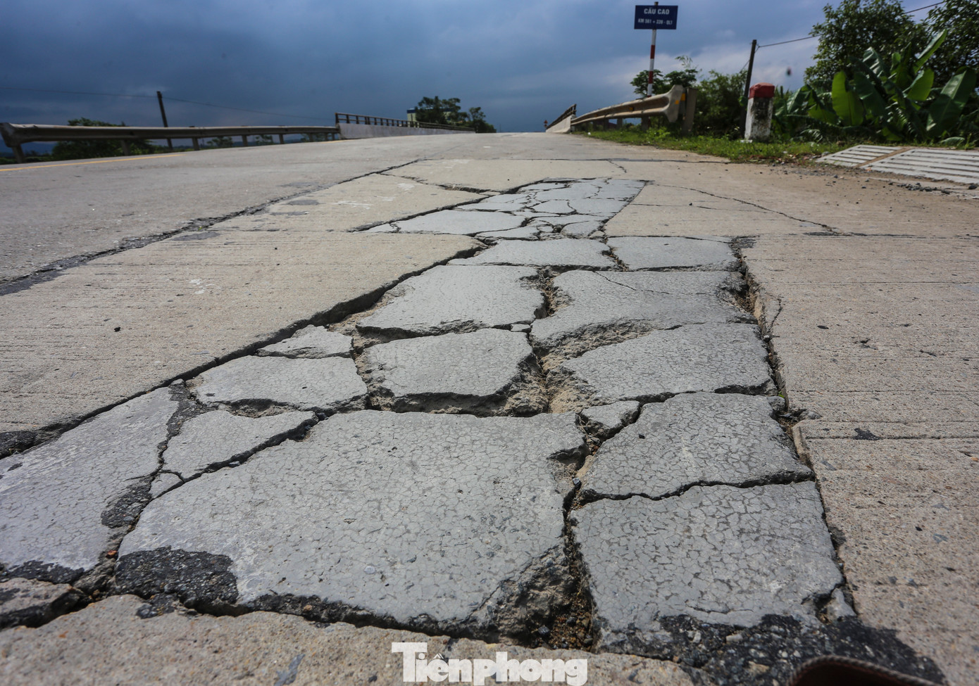 Nhiều vị trí bong tróc, nứt gãy bê tông, được chắp vá.