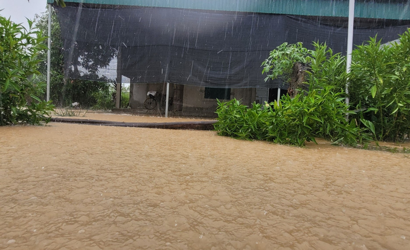 Nước lũ cũng nhanh chóng tràn vào nhà dân cả đêm, gây ngập úng hoa màu cùng tài sản.