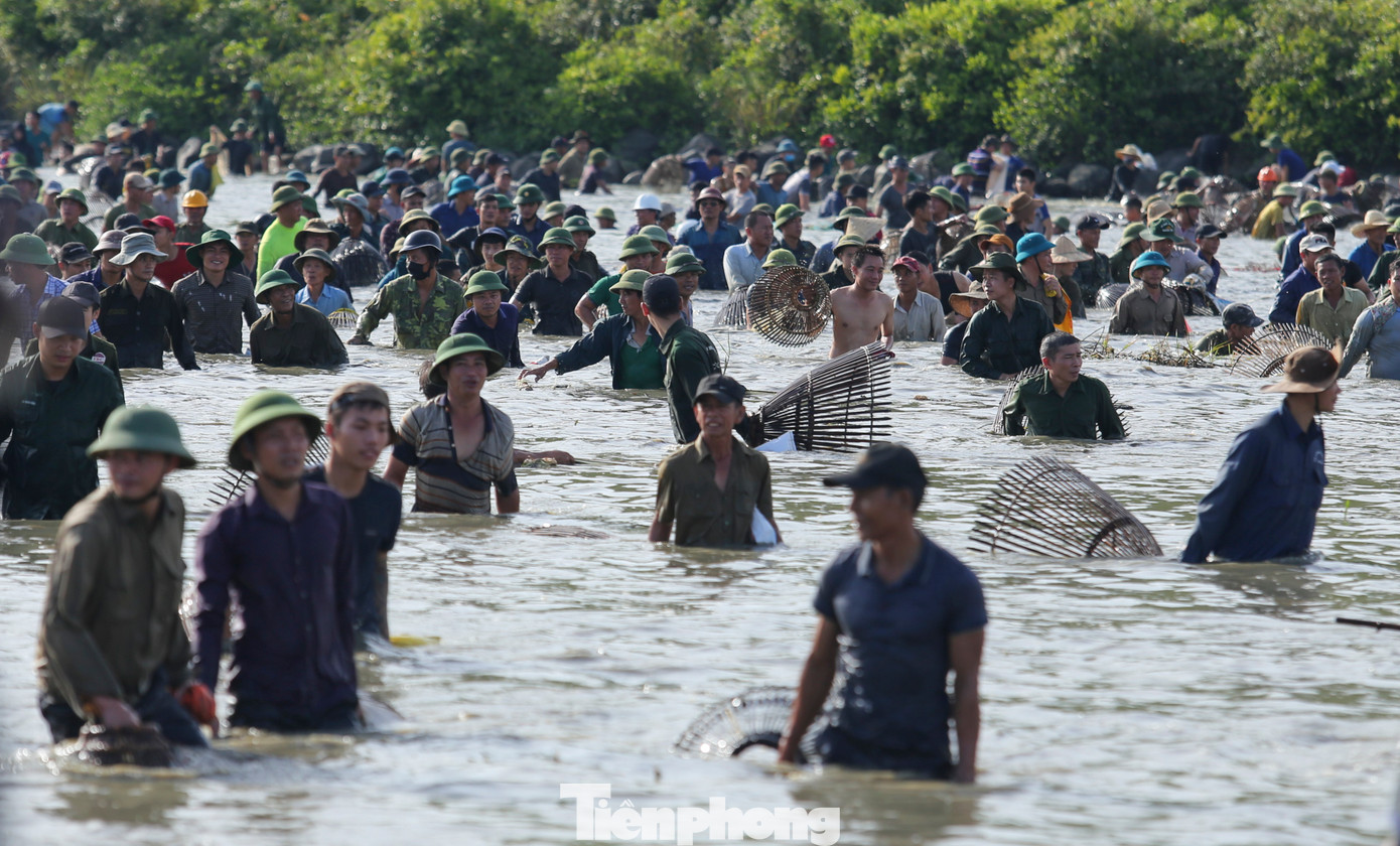 Sau khi các bậc cao niên trong làng cúng tế thành hoàng bản thổ tại ngôi miếu cạnh đầm, cả nghìn người ào xuống đầm đánh bắt cá.