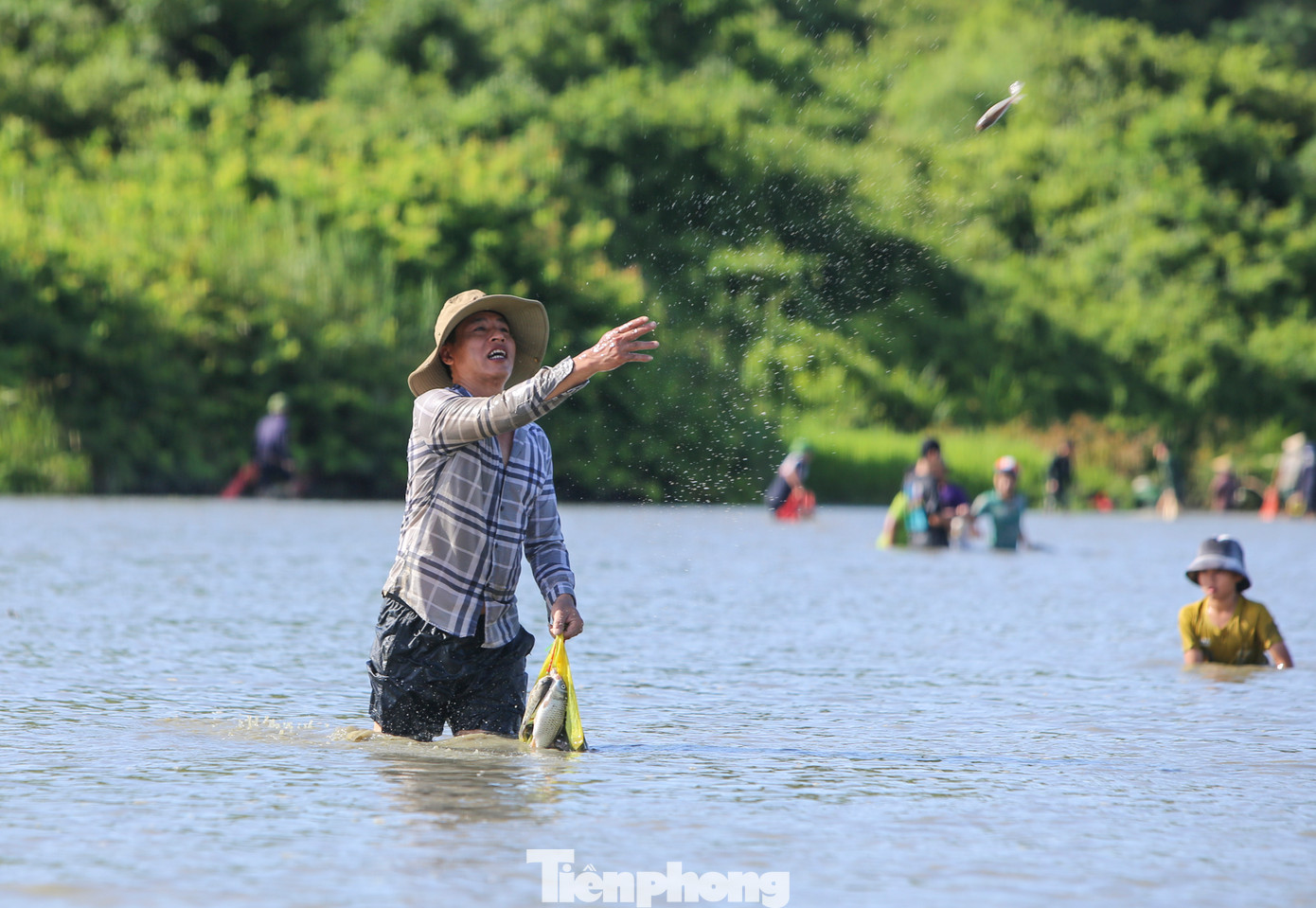 “Năm nay nước lớn hơn và cá bắt được ít hơn, nhỏ hơn các năm. Tuy nhiên, việc duy trì lễ hội giúp người dân thoái mái sau những ngày mùa còn trẻ em được trải nghiệm những ngày hè”, anh Ngọc Thắng (33 tuổi) cho hay.