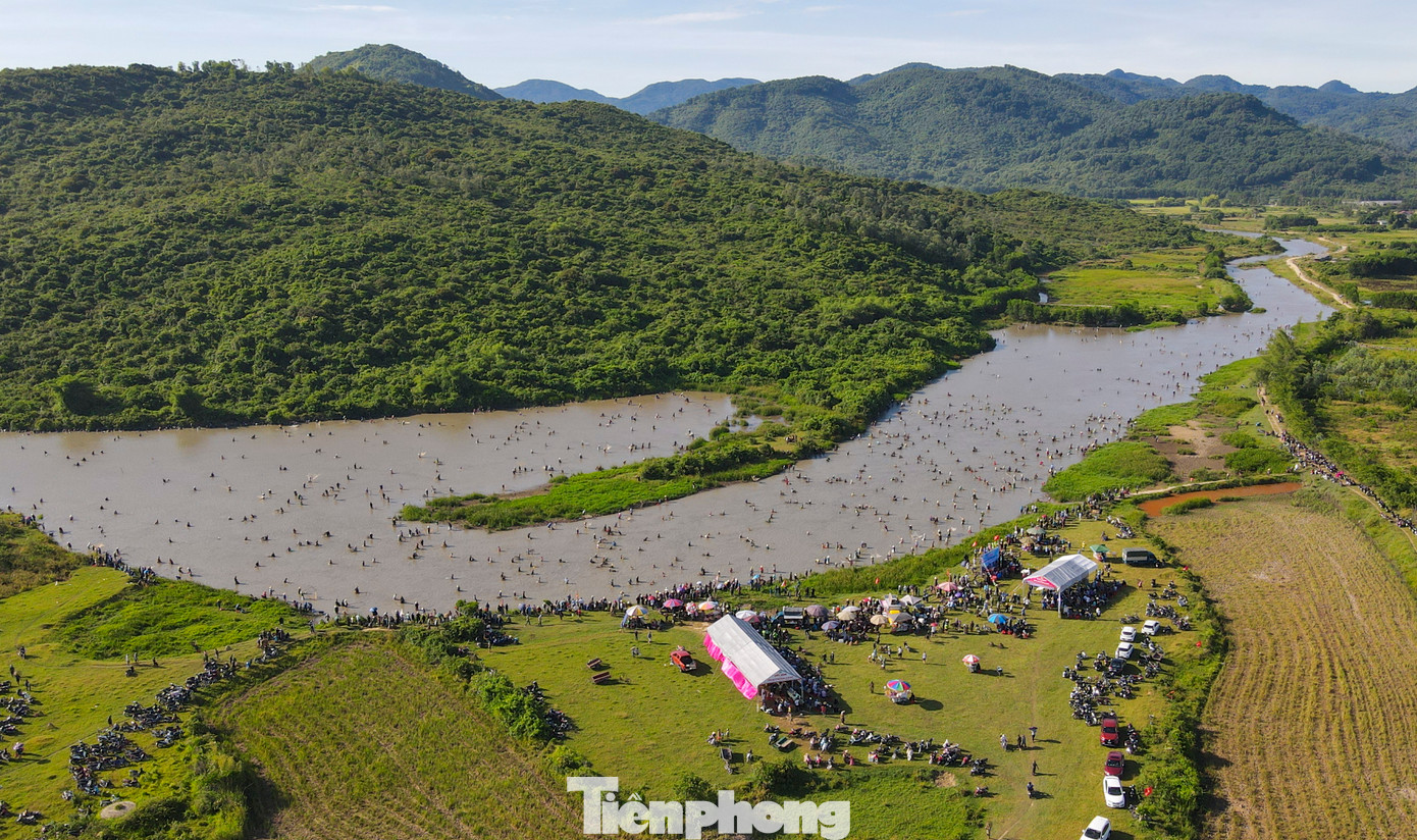 Sáng 29/6, hàng nghìn người đổ xô tới vùng Vực Rào, thôn Nam Viên, xã Xuân Viên, huyện Nghi Xuân (Hà Tĩnh), để dự lễ hội đánh bắt cá truyền thống Đồng Hoa.