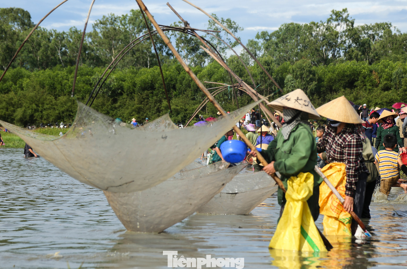 Người dân được dùng đủ các loại dụng cụ từ lưới, nơm, vó, lưới quét... nhưng không được sử dụng xung điện để bắt cá. Tương truyền, nếu người nào bắt được nhiều cá to thì sẽ gặp may mắn, mùa màng bội thu suốt năm.