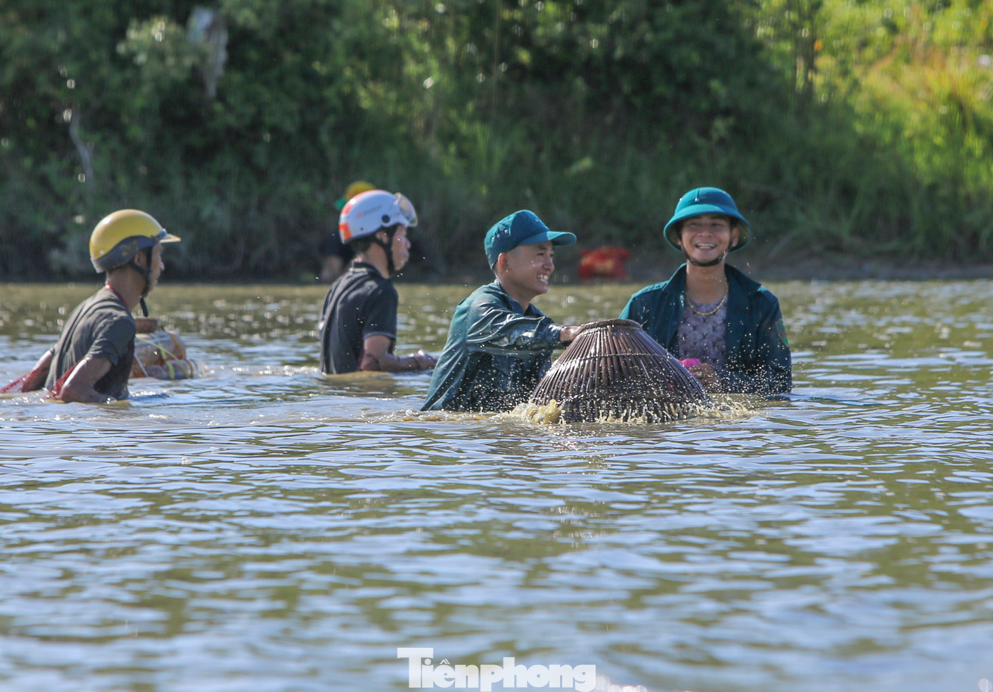 Người dân địa phương cho biết, ngày thường họ không được bắt cá tại đầm Vực. Dân làng sẽ cắt cử người trông giữ và chỉ cho đánh bắt vào ngày hội được tổ chức mỗi năm một lần.