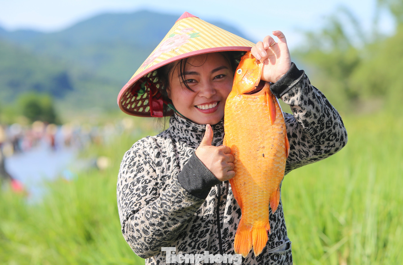 Chị Ngọc Mai (34 tuổi, trú xã Xuân Viên) cùng người thân bắt được gần 10kg cá các loại nhưng may mắn nhất vẫn là con cá chép vàng. “Năm nào gia đình tôi cũng tham gia bắt cá tại lễ hội ở đầm Vực Rào. Cá bắt được chủ yếu là chép, lóc, trắm, rô phi... vừa để ăn, vừa cho người thân”, chị Mai chia sẻ.