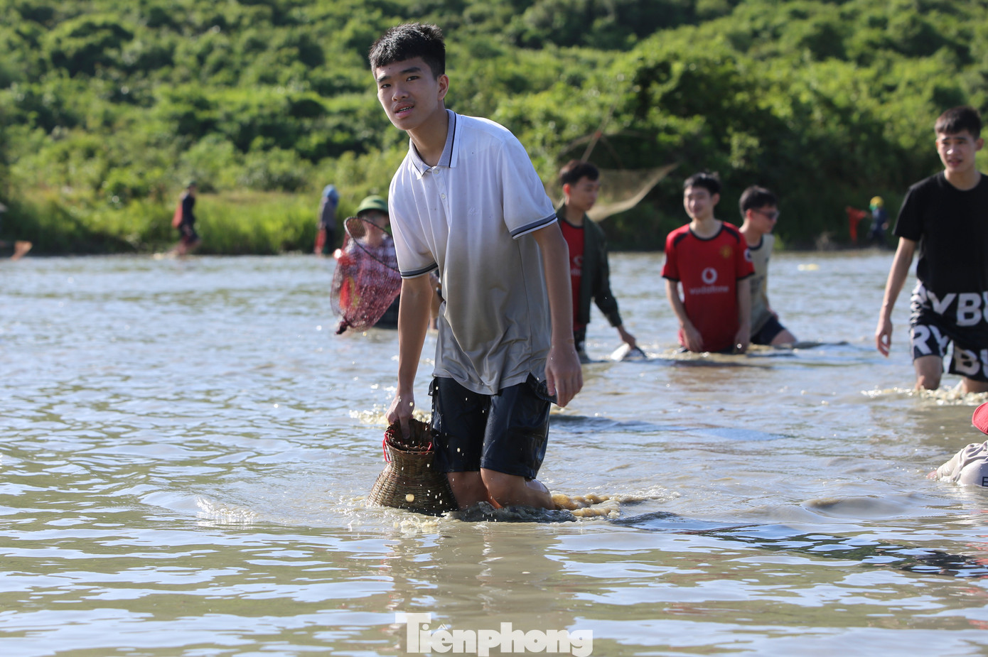 Nhiều trẻ em cùng người thân ra đầm đánh bắt cá.