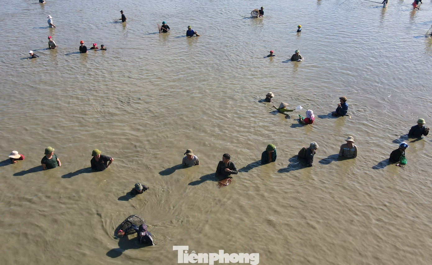 Cánh đàn ông dùng nơm, lưới quét ra giữa đầm. Khi ai bắt được cá to sẽ hô lớn để mọi người chúc mừng.