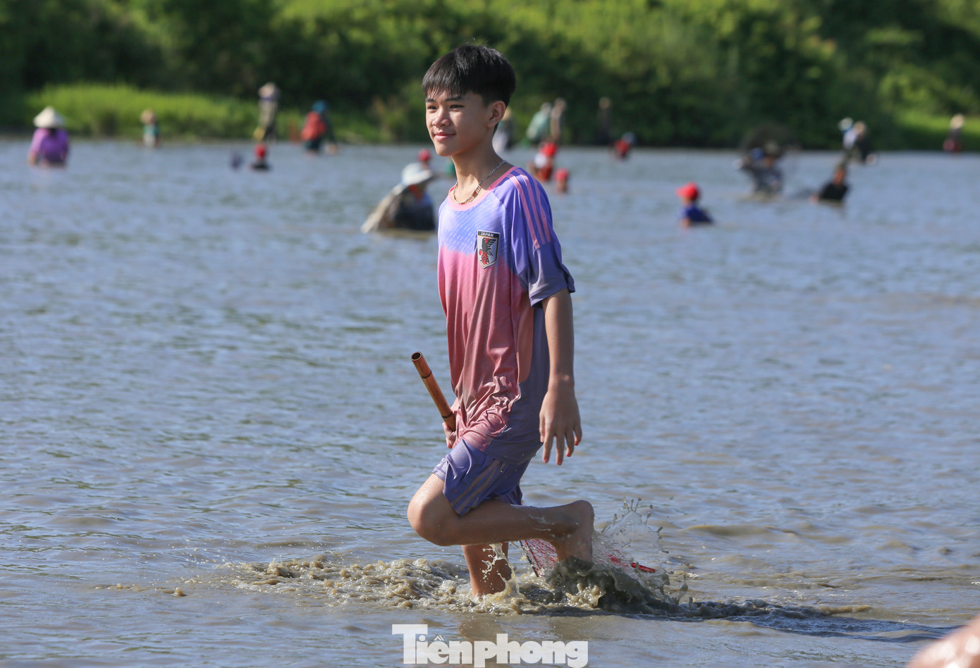 Nhiều trẻ em cùng người thân ra đầm đánh bắt cá.