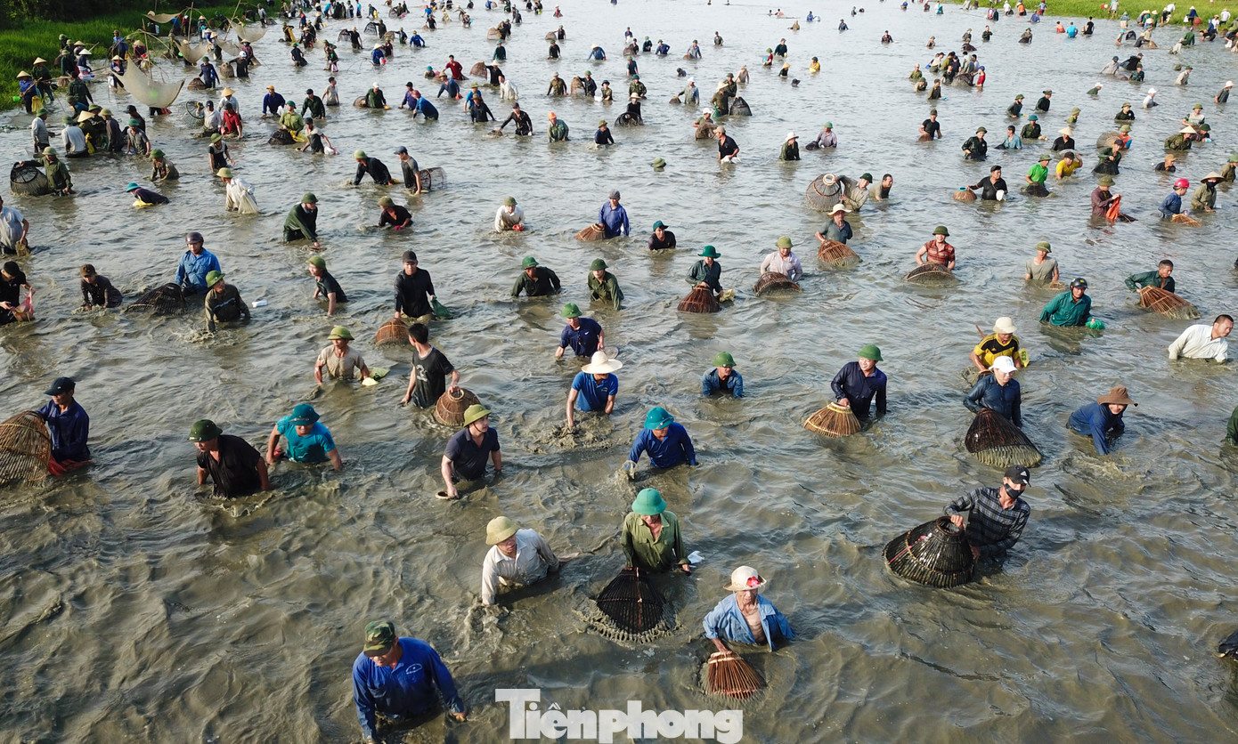 Ông Trần Minh Đức - Phó trưởng Ban Quản lý (BQL) dịch vụ công ích và các điểm du lịch huyện Nghi Xuân cho biết, năm nay có khoảng 5.000 người tham gia lễ hội đánh bắt cá tại đầm Vực Rào. Ngoài người dân địa phương còn có rất đông người từ khắp nơi đổ về hòa cùng lễ hội.