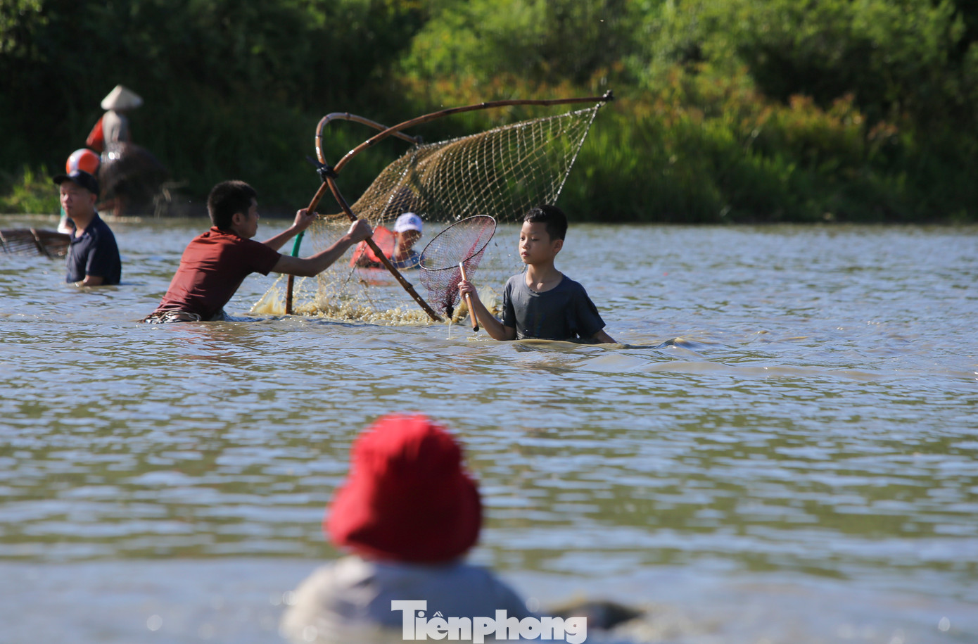 Nhiều trẻ em cùng người thân ra đầm đánh bắt cá.