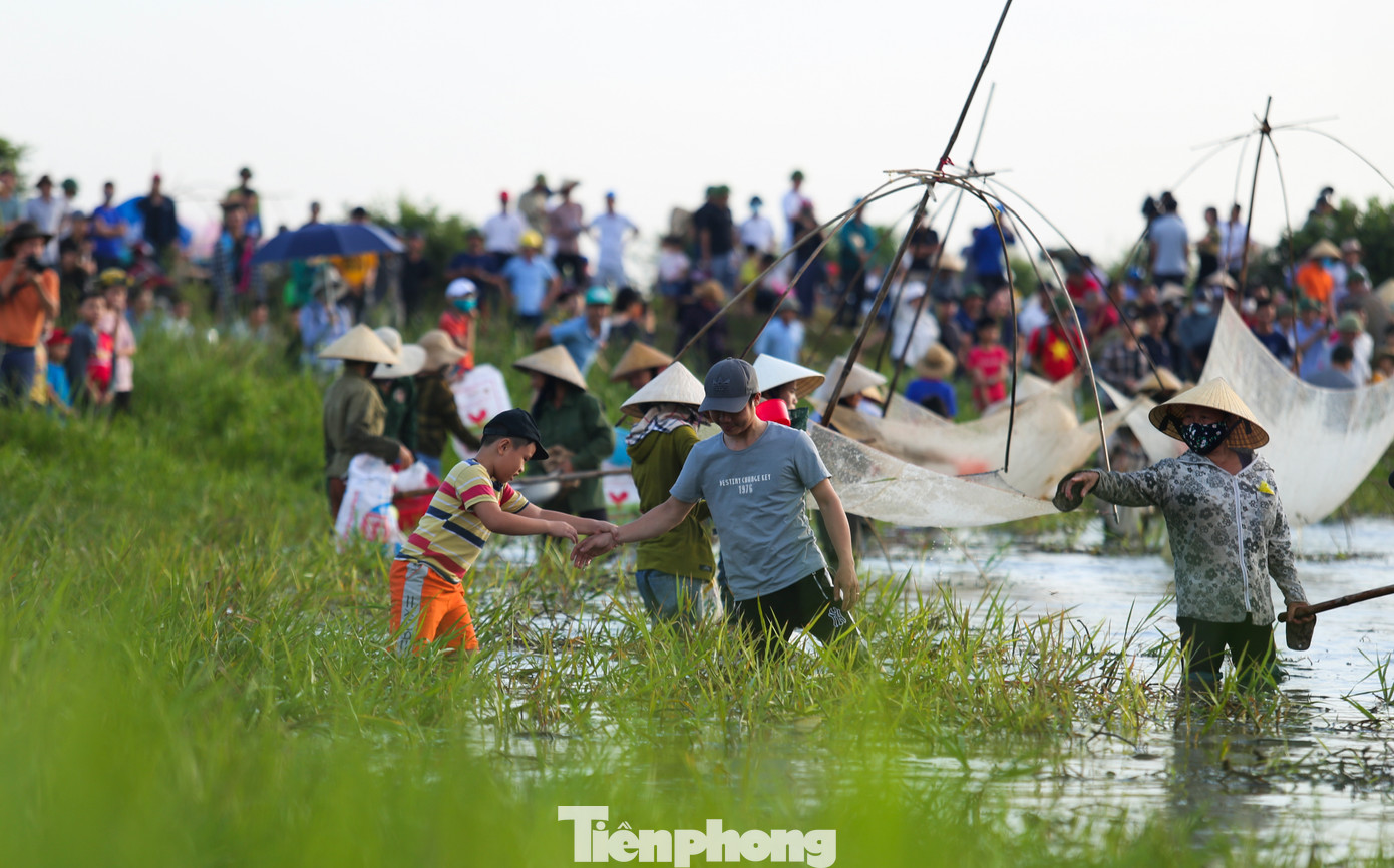 Trên bờ, rất đông người dân địa phương và du khách khắp nơi đổ về xem lễ hội độc đáo.