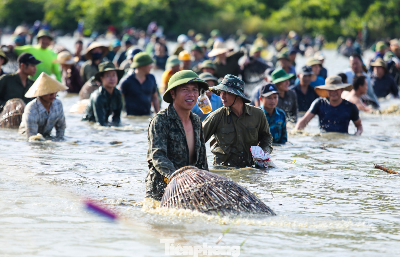 Người dân địa phương cho biết, ngày thường họ không được bắt cá tại đầm Vực. Dân làng sẽ cắt cử người trông giữ và chỉ cho đánh bắt vào ngày hội được tổ chức mỗi năm một lần.