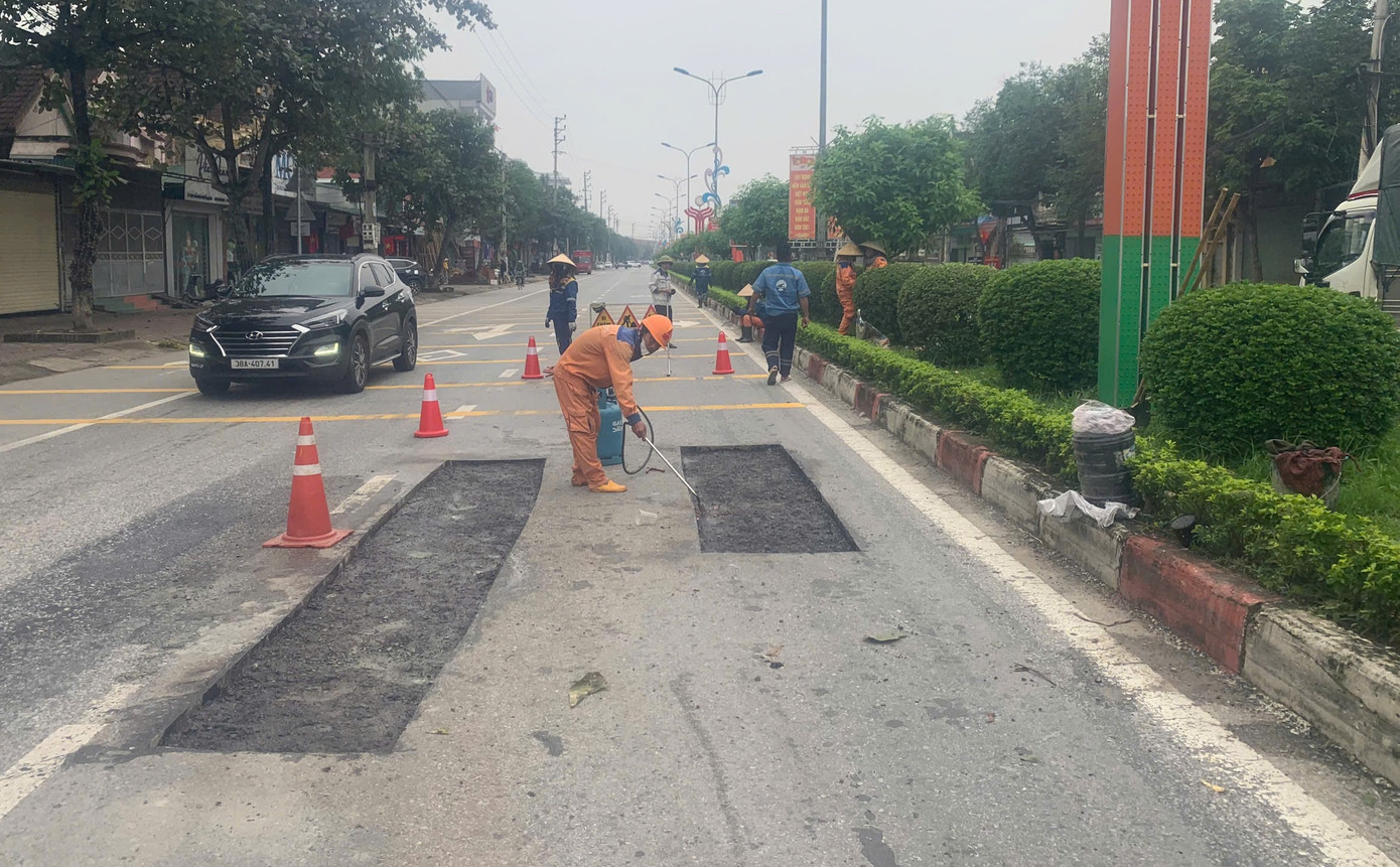 Xử lý tạm vị trí hư hỏng trên quốc lộ 8.