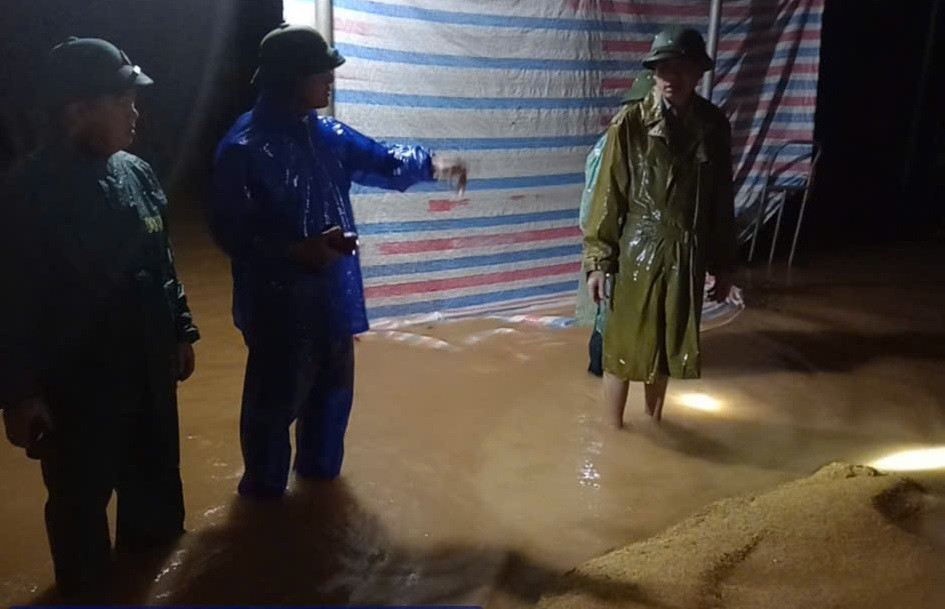 Lực lượng chức năng hỗ trợ người dân di tản, di dời tài sản chạy lũ trong đêm.